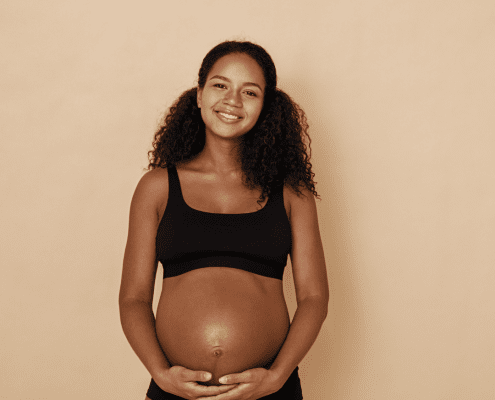 Femme enceinte épanouie dans sa peau pendant la grossesse