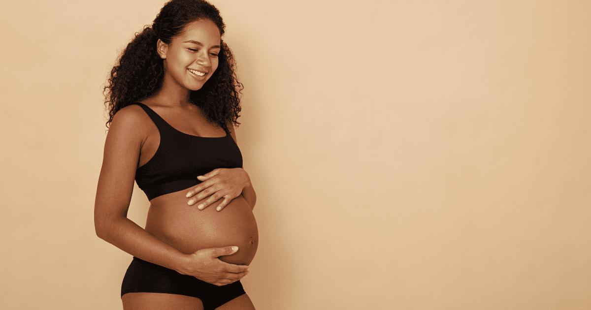 Femme enceinte épanouie dans sa peau pendant la grossesse - Sika Cosmétique