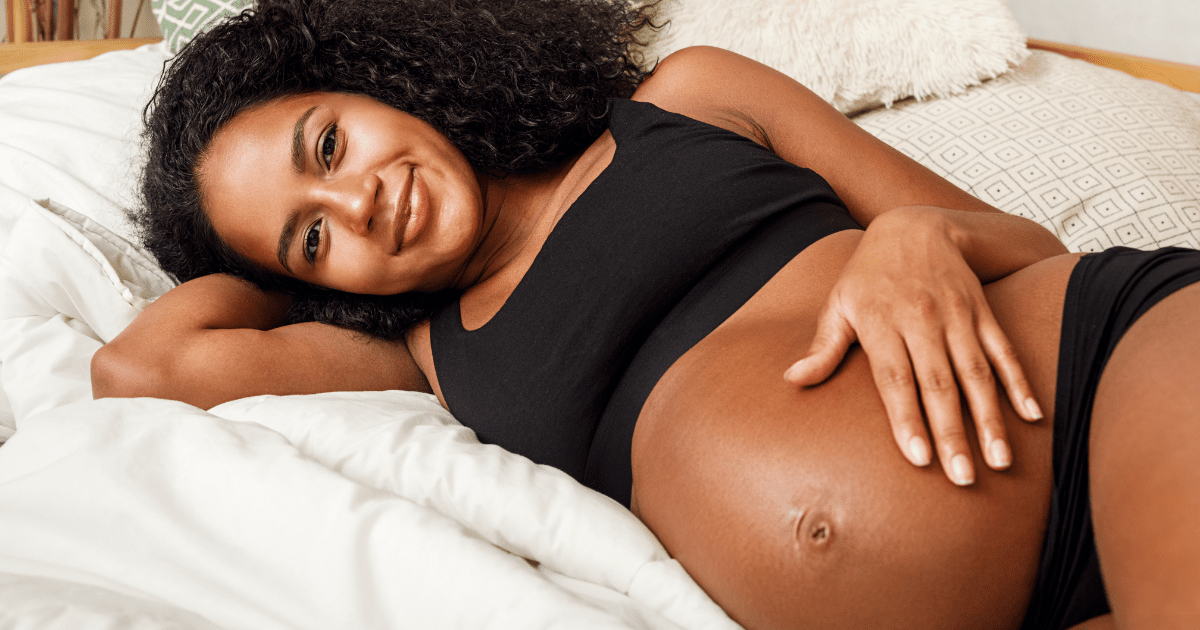 Femme enceinte heureuse touchant sa la peau pendant la grossesse - Sika Cosmétique